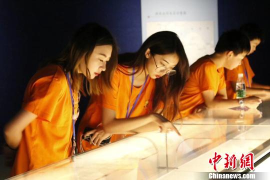 图为7月11日，70名海外华裔青少年在扬州双博馆探寻古城的前世今生。　朱建兵 摄
