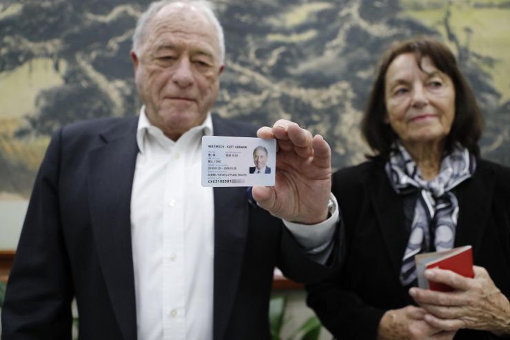 2018年4月2日，上海市公安局出入境管理局举行了外籍人才永久居留身份证发证仪式，为包括诺贝尔化学奖得主库尔特·维特里希在内的6名外籍人才颁发了外国人永久居留身份证。图片来源：中新社