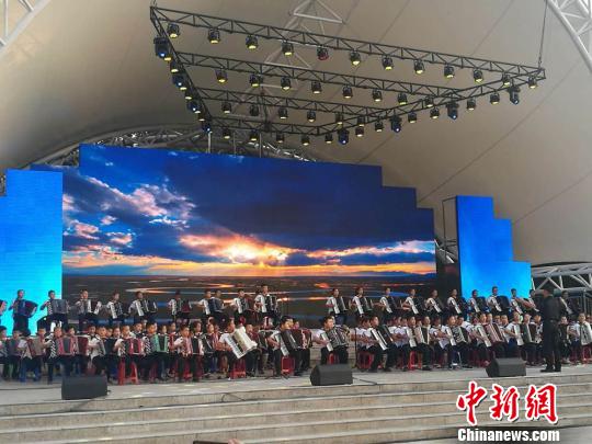 新疆塔城举办手风琴艺术节带动特色旅游文化发展