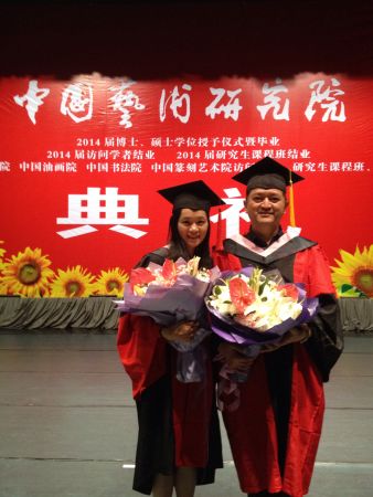 刘厦静在博士毕业典礼上与其博士导师欧建平先生合影。