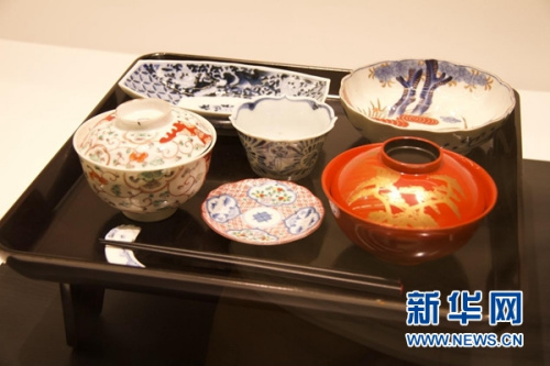 展示馆中陈列展示的和食餐具。杨林 摄