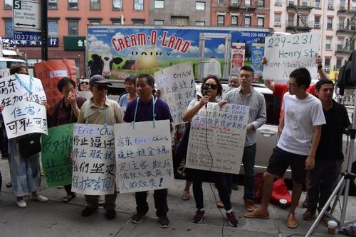 纽约华人房东不合理涨租逼迁十余户租户联合抗议