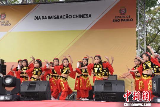图为巴西华裔儿童表演中国民族舞蹈。　莫成雄 摄