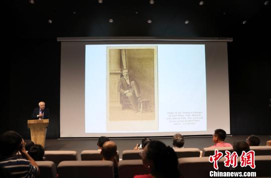 著名东方摄影史学家、国际知名的19世纪中国原版照片的收藏家泰瑞·贝内特(Terry Bennett)对《早期北京影像》进行发言。　于晶 摄