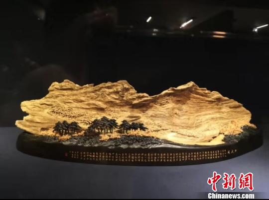 工艺美术大师郑春辉的沉香木雕《松风阁》。供图