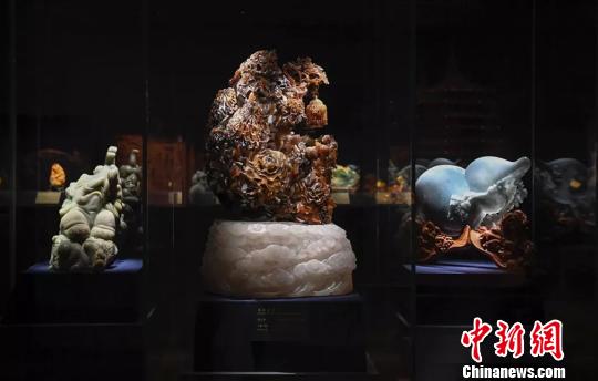 工艺美术大师曹志涛的玉雕《花开富贵》。供图