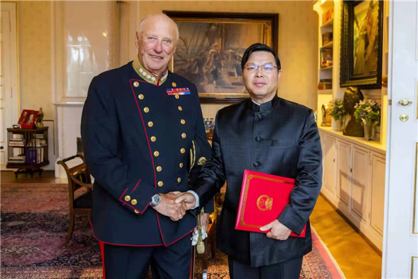 中国驻挪威大使易先良向挪威国王哈拉尔五世递交国书