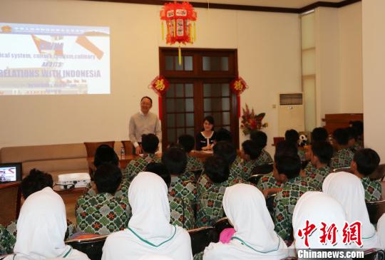图为印尼学生学习中印尼关系知识。 中国驻泗水总领馆 供图