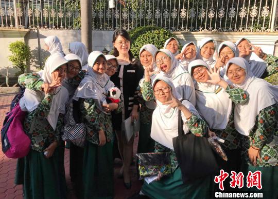 图为印尼学生与中国外交官开心合影。 中国驻泗水总领馆 供图