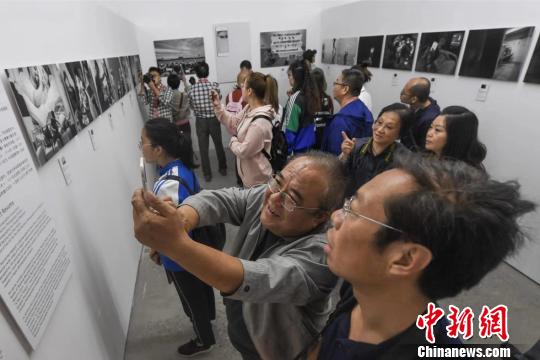 2019第19届中国平遥国际摄影大展在山西平遥古城开幕，摄影师林臣拍摄的《手机》系列专题也在平遥古城展出。　武俊杰 摄