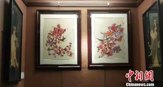 山西沁源剪纸非遗传承人赵国清的剪纸作品在山西省工艺美术馆展出。　吴琼 摄