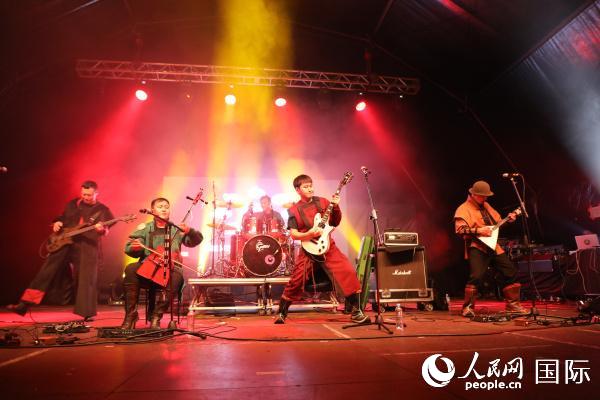 来自中国内蒙的九宝乐队在音乐节上演出（记者 朱东君摄） 