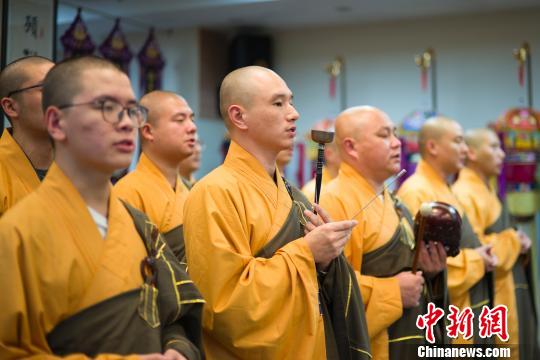 图为僧侣表演“祈福”中国佛教梵呗音乐会片段。　廖攀 摄