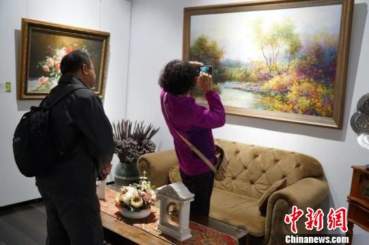 家居情景式朝鲜主题油画展打造欧式、中式等不同主题风格的家居空间。　张丹丹 摄