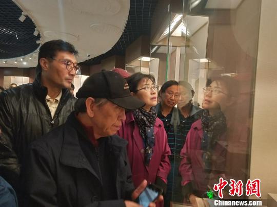 图为书法家们参观中国青海柳湾彩陶博物。　张海雯 摄