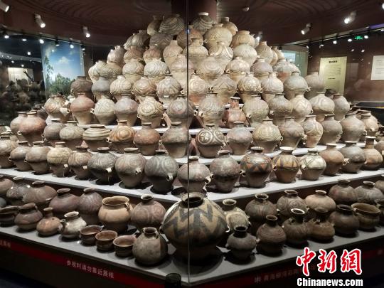 图为中国青海柳湾彩陶博物内陈列的柳湾彩陶。　张海雯 摄