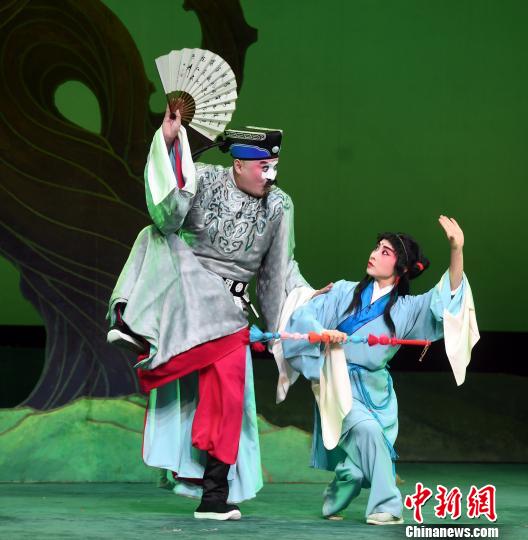 福建京剧院二级演员张飞飞(左)剧中饰演徐九经。　记者刘可耕 摄