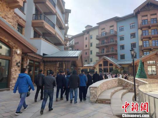 海外华文媒体高层人士参访太舞冰雪小镇。　王天译 摄