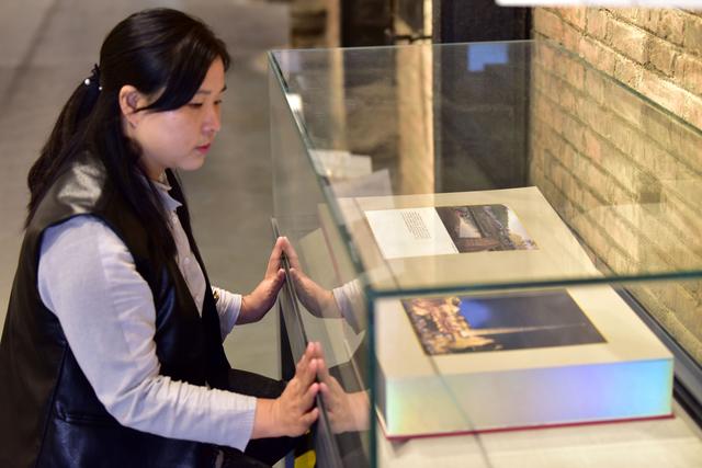 【原创】世界首部瓷器做的图书在江西省景德镇问世