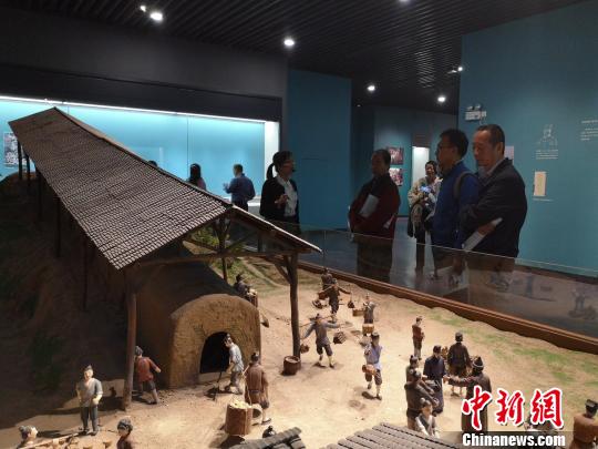 图为华文媒体走访兴安博物馆。　林馨 摄