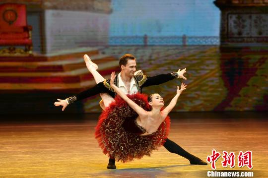 图为莫斯科大剧院表演的经典芭蕾舞剧《唐·吉诃德》片段。　骆云飞 摄