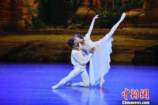 图为莫斯科大剧院表演的经典芭蕾双人舞《罗密欧与朱丽叶》。　骆云飞 摄