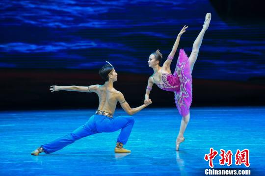 图为北京舞蹈学院附属中学表演的古典芭蕾舞剧《海盗》。　骆云飞 摄