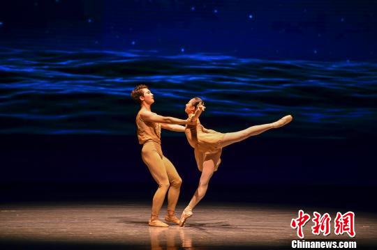 图为北京舞蹈学院附中表演的现代双人芭蕾舞《海之声》。　骆云飞 摄