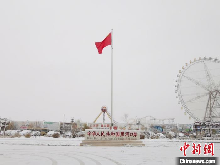 中国边城黑河暴雪来袭中俄游客共赏唯美雪景