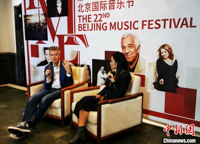 作曲家米歇尔·范德阿(左)与北京国际音乐节艺术总监邹爽。BMF供图