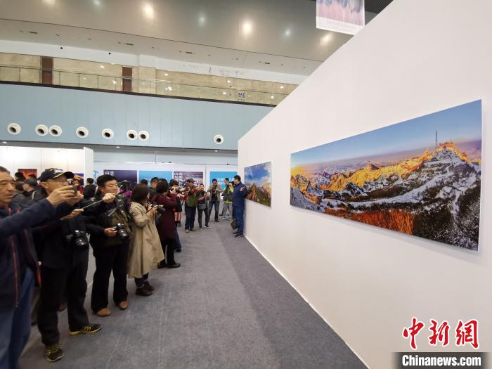 11月1日，“2019泰山国际摄影艺术周”在山东泰安启幕。中外摄影工作者、爱好者相约泰山之麓，共襄影像盛宴。　刘畅 摄