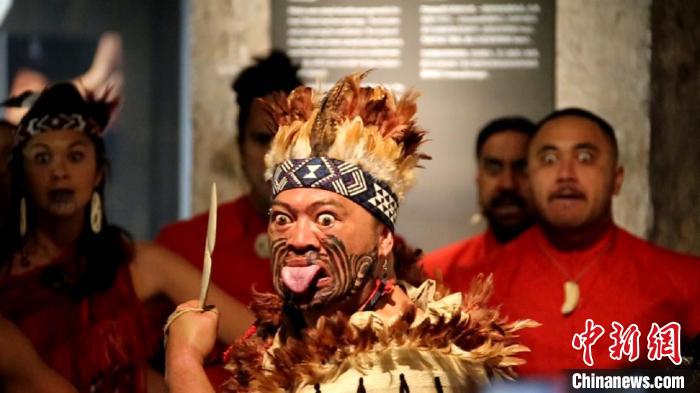 “TukuIho生生不息”毛利文化展上，毛利战士表演战舞。　金杨 摄