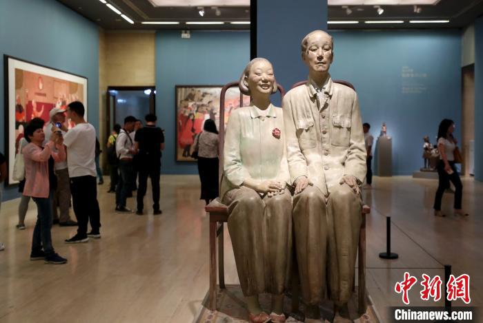 “国家主题性美术创作”项目作品中的雕塑佳作《石榴花开》在中国美术馆展出。　杜洋 摄