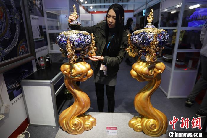 北京工艺美术大师席闻展示她的作品《凤翥龙骧景泰蓝对熏》。　泱波 摄