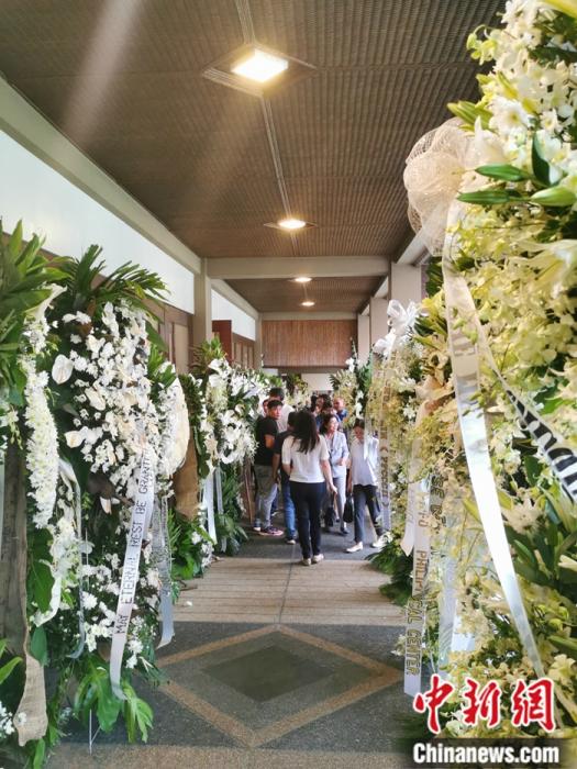 2019年11月13日，马尼拉沓义传统纪念墓园纪念堂，菲律宾各界人士敬献的花篮，摆满了两个主纪念堂的甬道。 