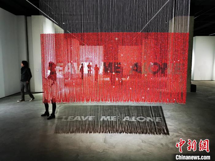 蔡雅玲作品《leave me alone 》在北京展览现场。主办方供图