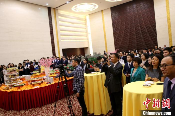11月15日，中哈留学人员联谊招待会在努尔苏丹举行。　文龙杰 摄