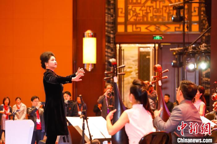 音乐会由中央音乐学院民族室内乐团指挥系副教授陈冰执棒。　邹红 摄