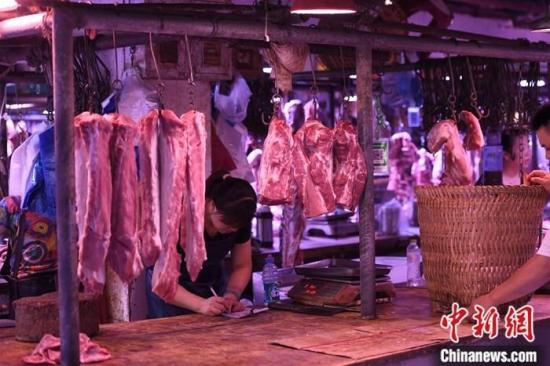 11月12日，中国国家市场监督管理总局副局长孙梅君称，将查处操纵、哄抬市场价格等违法行为，同时加强监管，保证猪肉产品质量安全。资料图为重庆一农贸市场内的商家挂满充足的猪肉。<a target='_blank'  data-cke-saved-href='http://www.chinanews.com/' href='http://www.chinanews.com/'>中新社</a>记者 陈超 摄