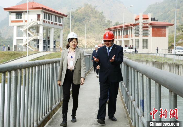 中国驻尼泊尔大使侯艳琪(左)在上马相迪A水电站项目公司总经理晏洪伟陪同下视察该电站。　熊强 摄