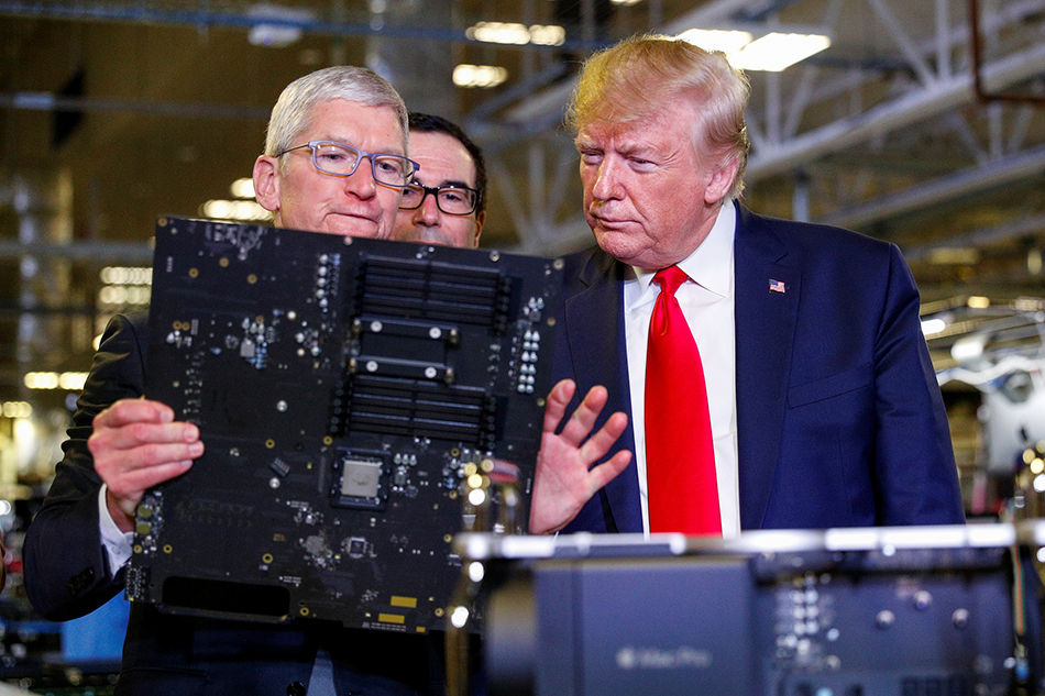 当地时间2019年11月20日，美国得克萨斯州，美国总统特朗普在苹果公司首席执行官蒂姆·库克等人的陪同下参观当地的苹果Mac Pro制造工厂。 视觉中国 图