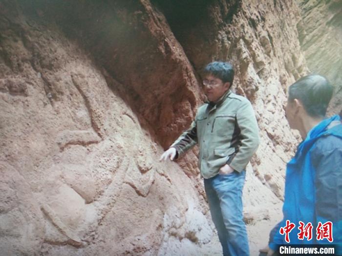 新疆库车大峡谷在崖壁首次发现飞天浮雕壁画。　王建强 摄