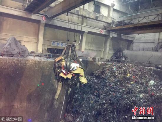 资料图：即将投放进焚烧炉的垃圾。万凌云 摄 图片来源：视觉中国