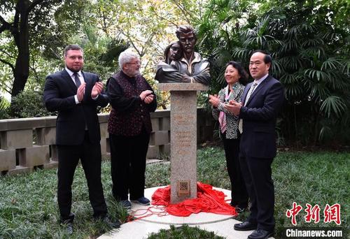 中国侨网图为匈牙利总理首席顾问苏契·盖佐（左二）与重庆市政协副主席张玲（左三）等共同为雕塑揭幕。　周毅　摄