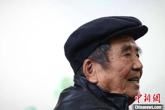 日前，南京大屠杀幸存者马庭宝老人在南京接受记者采访。　泱波 摄