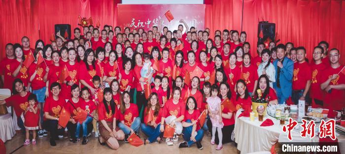中国侨网今年中国国庆节当天，三位来自中国东北的创业者张宇红、王敏筠、李殿国在雅加达发起了一场自愿自费团聚收看国庆阅兵的活动，约150名在印尼打拼事业的中国人参加。　洋洋　摄