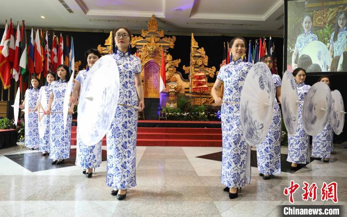 中国侨网12月11日，由雅加达国际妇女俱乐部举办的第52届慈善义卖活动在印尼首都雅加达会议中心举行。林永传　摄