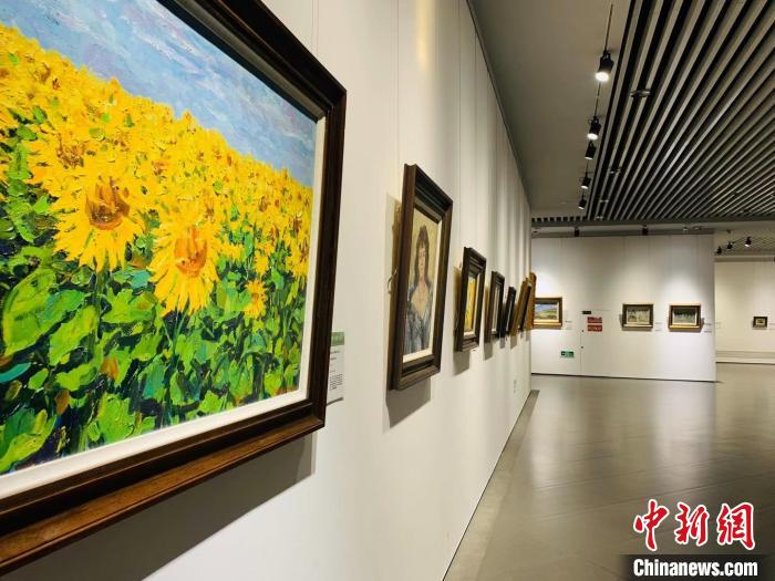 此次画展共展出精品油画117幅。　刘锡菊 摄