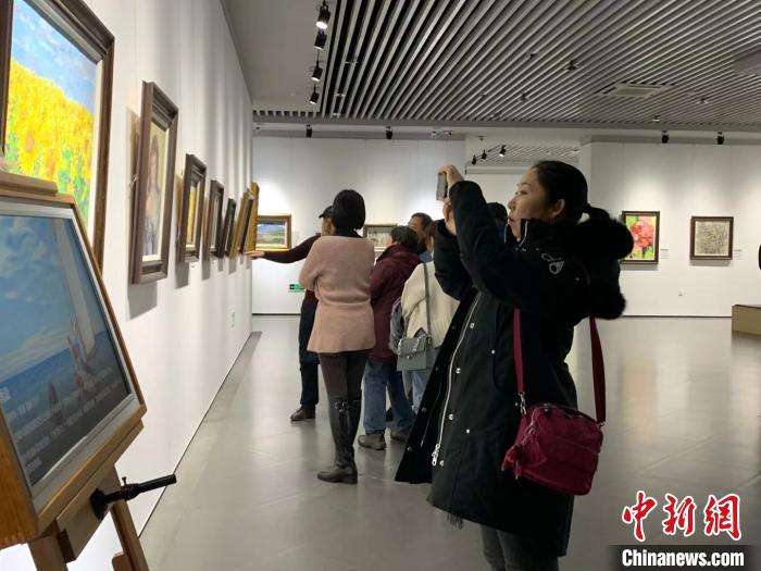 画展吸引了众多八方游客前来欣赏。　刘锡菊 摄