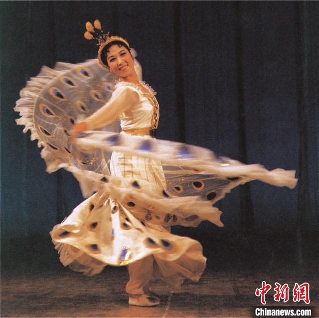 资华筠表演傣族独舞白孔雀剧照，摄于1981年。家属供图